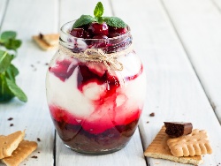 Вкусен чийзкейк в бурканче с бисквити, крема сирене филаделфия, маскарпоне и сладко от череши - снимка на рецептата Вкусен чийзкейк в бурканче с бисквити, крема сирене филаделфия, маскарпоне и сладко от череши - снимка на рецептата